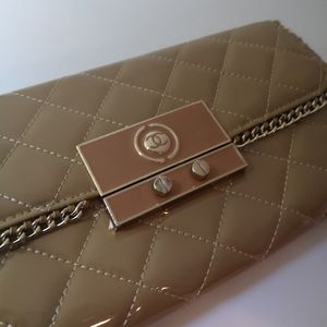 CHANEL patent leather quilted clutch